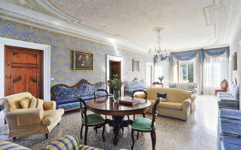 Villa Clara 20: Woonkamer, Kamer, Eigendom, Interieur Ontwerp, Gebouw, Meubilair, Huis, Plafond, Geel, Onroerend Goed