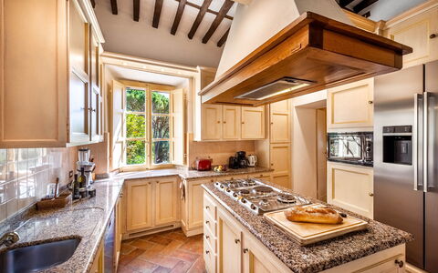 Villa Igea 13: Eigendom, Meubilair, Tafel, Cabinetry, Countertop, Hout, Keuken, Interieur Ontwerp, Architectuur, Voedsel