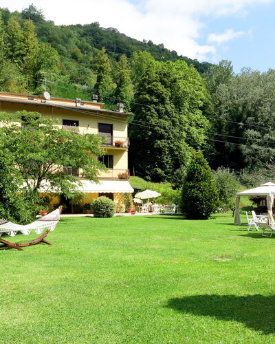 Bagni di Lucca 622: Fabriek, Lucht, Wolk, Eigendom, Gebouw, Natuur, Groen, Boom, Plantkunde, Huis