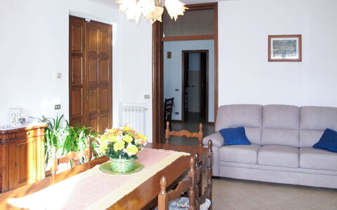 Emilia: Meubilair, Interieur Ontwerp, Hout, Flooring, Verdieping, Kamer, Tafel, Plafond, Verlichting, Woonkamer