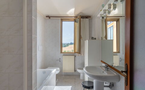 San Piero: Loodgieterswerkinrichting, Kraan, Wastafel, Eigendom, Bad, Gebouw, Badkamer, Venster, Interieur Ontwerp