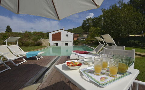 Villa San Lorenzo: Eigendom, Tafel, Meubilair, Vakantie, Kamer, Huis, Schaduw, Interieur Ontwerp, Backyard, Patio