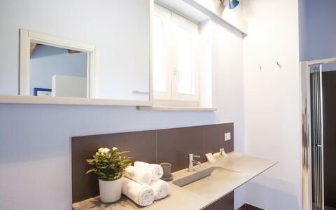 Villa San Lorenzo: Eigendom, Kamer, Interieur Ontwerp, Gebouw, Huis, Badkamer, Meubilair, Plafond, Onroerend Goed, Wastafel