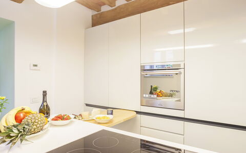 Villa San Lorenzo: Kamer, Eigendom, Interieur Ontwerp, Countertop, Plafond, Keuken, Meubilair, Huis, Gebouw, Geel