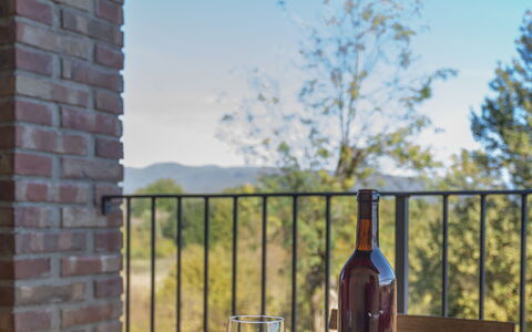 Alle Fornaci: Lucht, Tableware, Eigendom, Tafel, Fles, Hout, Fabriek, Gebouw, Wolk, Veranda