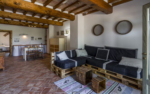 Alle Fornaci: Bankstel, Eigendom, Fotolijst, Tafel, Woonkamer, Hout, Interieur Ontwerp, Verdieping, Gebouw, Slaapbank