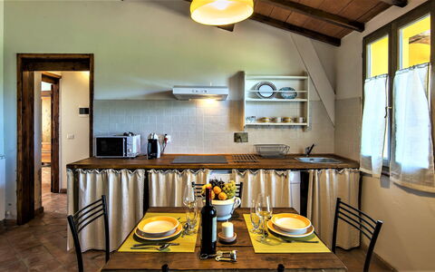 Alle Fornaci: Kamer, Geel, Meubilair, Eigendom, Interieur Ontwerp, Gebouw, Plafond, Tafel, Huis, Eetkamer