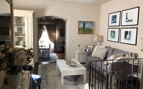 Villa Fusai: Kamer, Woonkamer, Interieur Ontwerp, Meubilair, Eigendom, Gebouw, Tafel, Huis, Verdieping, Huis