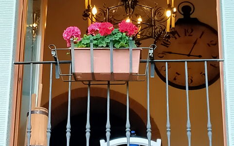 Villa Fusai: Verlichting, Balkon, Kamer, Architectuur, Venster, Huis, Tafel, Meubilair, Huis, Gebouw