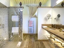 villa-borgo-del-falcone-sodo-villa-bathroom