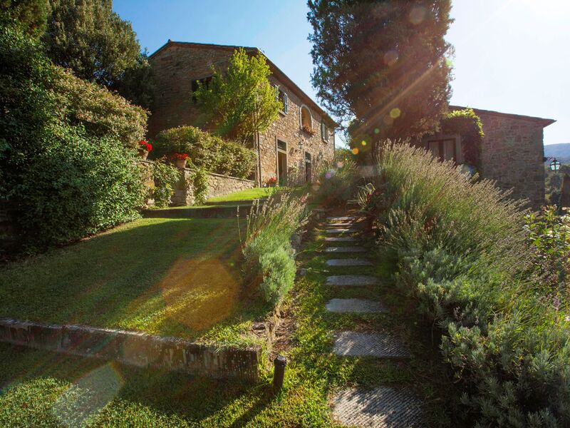 villa-borgo-del-falcone-sodo-villa-garden