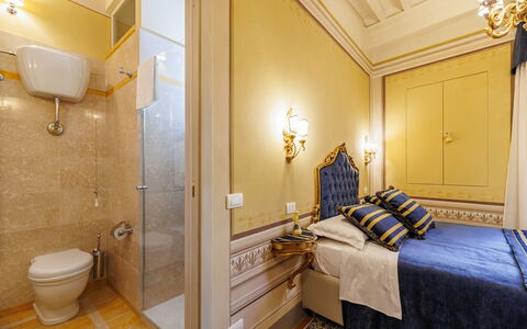 Appartamento Zefferini: Loodgieterswerkinrichting, Gebouw, Spiegel, Comfort, Verlichting, Badkamer, Hout, Interieur Ontwerp, Verdieping, Flooring