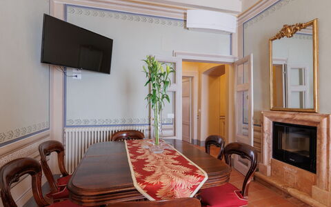 Appartamento Zefferini: Spiegel, Meubilair, Eigendom, Gebouw, Stoel, Hout, Interieur Ontwerp, Flooring, Verdieping, Televisie