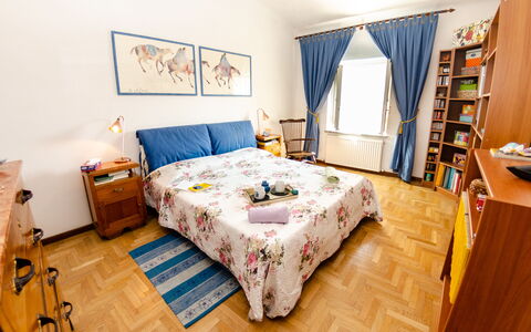 Sinidio: Slaapkamer, Bed, Kamer, Meubilair, Eigendom, Laken, Bed Frame, Interieur Ontwerp, Bedding, Verdieping