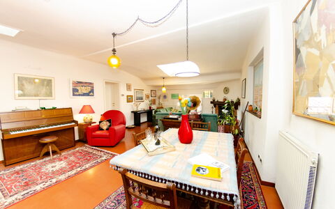 Sinidio: Kamer, Eigendom, Interieur Ontwerp, Meubilair, Onroerend Goed, Gebouw, Huis, Geel, Tafel, Eetkamer