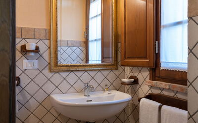 Buratta: Bruin, Kraan, Wastafel, Loodgieterswerkinrichting, Eigendom, Spiegel, Wastafel In De Badkamer, Badkamer, Venster, Purper