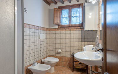 Festa: Loodgieterswerkinrichting, Eigendom, Wastafel, Kraan, Venster, Badkamer, Gebouw, Wastafel In De Badkamer, Interieur Ontwerp