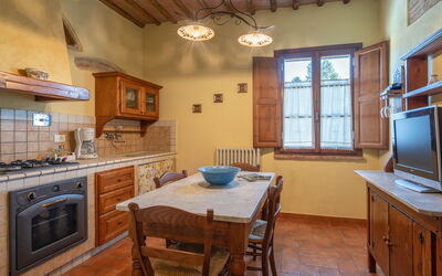 La Bella: Tafel, Cabinetry, Meubilair, Countertop, Venster, Stoel, Hout, Keuken, Verlichting, Architectuur