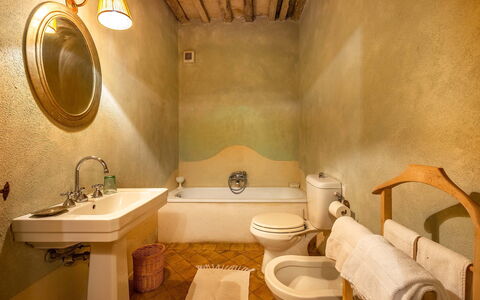 Lavacchio 14: Spiegel, Kraan, Loodgieterswerkinrichting, Eigendom, Wastafel, Wastafel In De Badkamer, Badkamer, Gebouw, Interieur Ontwerp, Comfort