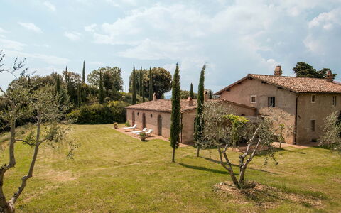 Lavacchio 16: Fabriek, Lucht, Wolk, Ecoregio, Venster, Boom, Gebouw, Land Lot, Natuurlijk Landschap, Gras