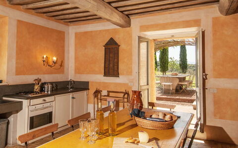 Lavacchio 16: Eigendom, Tafel, Countertop, Hout, Interieur Ontwerp, Cabinetry, Kamerplant, Architectuur, Bankstel, Keuken