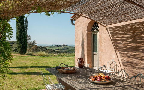 Lavacchio 16: Eigendom, Fabriek, Lucht, Venster, Hout, Gebouw, Schaduw, Tafel, Bloempot, Gras