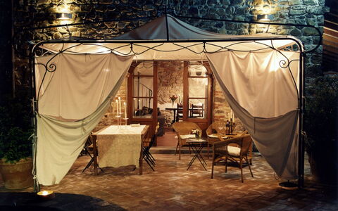 La Boutique del Cardinale: Meubilair, Eigendom, Tent, Fabriek, Stoel, Schaduw, Vrije Tijd, Tinten En Schaduwen, Evenement