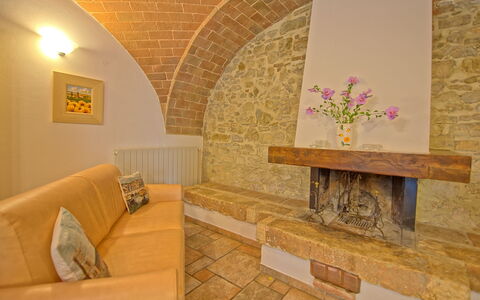 Borgo Mulignone: Kamer, Eigendom, Muur, Interieur Ontwerp, Gebouw, Architectuur, Meubilair, Verdieping, Woonkamer