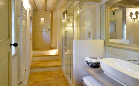 Casa Di Giulio: Interieur Ontwerp, Flooring, Verdieping, Badkamer, Loodgieterswerkinrichting, Plafond, Verlichting, Kamer, Loodgieter, Appartement