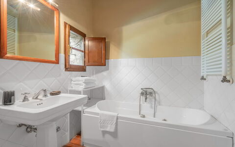 Casa Dell'ambasciatore: Badkamer, Loodgieterswerkinrichting, Bad, Flooring, Interieur Ontwerp, Verdieping, Kraan, Wastafel, Loodgieter, Tegel