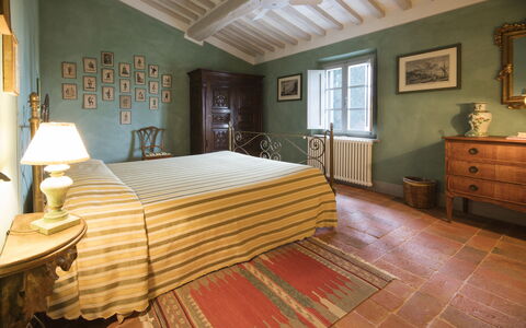 Villa Bacco: Slaapkamer, Kamer, Bed, Meubilair, Eigendom, Laken, Bed Frame, Verdieping, Interieur Ontwerp, Hardwood