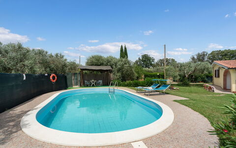 Villa Il Cipresso: Water, Lucht, Wolk, Fabriek, Eigendom, Zwembad, Azure, Boom, Zwemwater, Vrije Tijd