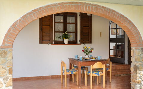 Villa Il Cipresso: Tafel, Meubilair, Venster, Gebouw, Hout, Kamerplant, Fabriek, Stoel, Interieur Ontwerp, Huis