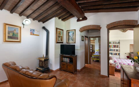 Villa Il Cipresso: Fotolijst, Eigendom, Hout, Interieur Ontwerp, Kamerplant, Architectuur, Flooring, Verdieping, Woonkamer, Beits