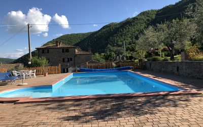 Agriturismo Cuiano: Zwembad, Eigendom, Lucht, Water, Huis, Vakantie, Vrije Tijd, Onroerend Goed, Berg, Boom