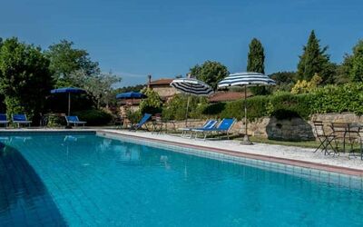 La Fonte Di Trequanda: Water, Fabriek, Lucht, Zwembad, Boom, Buitenmeubels, Stoel, Gebouw, Badplaats, Vrije Tijd