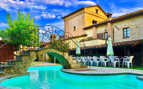 Monastery Guest House: Wolk, Water, Lucht, Eigendom, Gebouw, Fabriek, Venster, Blauw, Azure, Groen