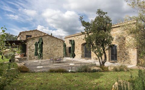 Sequerciani: Ruïnes, Eigendom, Gebouw, Architectuur, Huis, Boom, Landelijk Gebied, Landgoed, Gras, Kerk