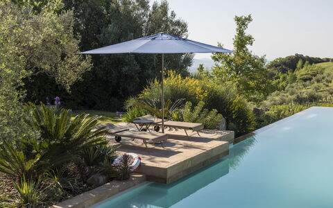 Sequerciani: Zwembad, Eigendom, Huis, Backyard, Onroerend Goed, Architectuur, Huis, Plantkunde, Schaduw, Landscaping