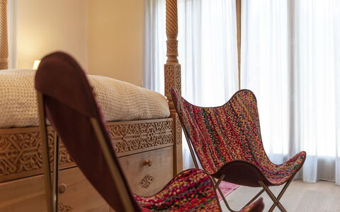 Sequerciani: Kamer, Gordijn, Meubilair, Stoel, Interieur Ontwerp, Venster Behandeling, Huis, Suite, Raambekleding, Woonkamer