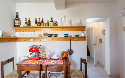 Casa Alice: Kamer, Plank, Meubilair, Eigendom, Interieur Ontwerp, Huis, Keuken, Stellingen, Gebouw, Verdieping