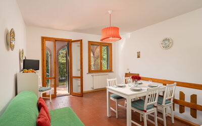 Rododendro - Garden View Ground Floor: Interieur Ontwerp, Hout, Flooring, Meubilair, Plafond, Verdieping, Kamer, Huis, Woonkamer, Beits