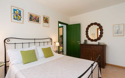 Croco - Garden View Ground Floor: Meubilair, Bed, Slaapkamer, Interieur Ontwerp, Muur, Flooring, Hout, Verdieping, Laken, Bedding