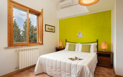 Calendula - Garden View First Floor: Meubilair, Interieur Ontwerp, Bed, Muur, Verdieping, Flooring, Slaapkamer, Kamer, Hout, Plafond