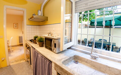 Angelina: Eigendom, Kamer, Countertop, Gebouw, Interieur Ontwerp, Huis, Meubilair, Onroerend Goed, Geel, Keuken