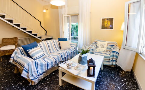 Angelina: Kamer, Meubilair, Eigendom, Woonkamer, Interieur Ontwerp, Blauw, Geel, Gebouw, Slaapkamer, Onroerend Goed