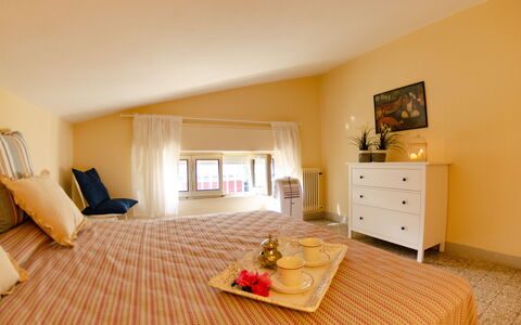 Angelina: Kamer, Eigendom, Meubilair, Interieur Ontwerp, Verdieping, Woonkamer, Geel, Gebouw, Plafond, Huis