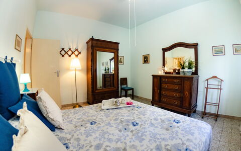 Angelina: Slaapkamer, Kamer, Meubilair, Eigendom, Bed, Interieur Ontwerp, Laken, Gebouw, Verdieping, Plafond