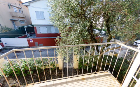 Angelina: Eigendom, Leuning, Onroerend Goed, Huis, Gebouw, Huis, Woongebied, Balkon, Boom, Kamer