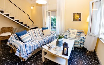 Angelina: Kamer, Meubilair, Eigendom, Woonkamer, Interieur Ontwerp, Blauw, Geel, Gebouw, Slaapkamer, Onroerend Goed